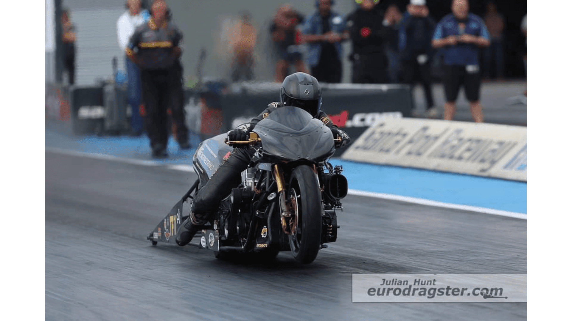 Rikard Gustafsson på EM-premiären i dragracing på Santa Pod Raceway