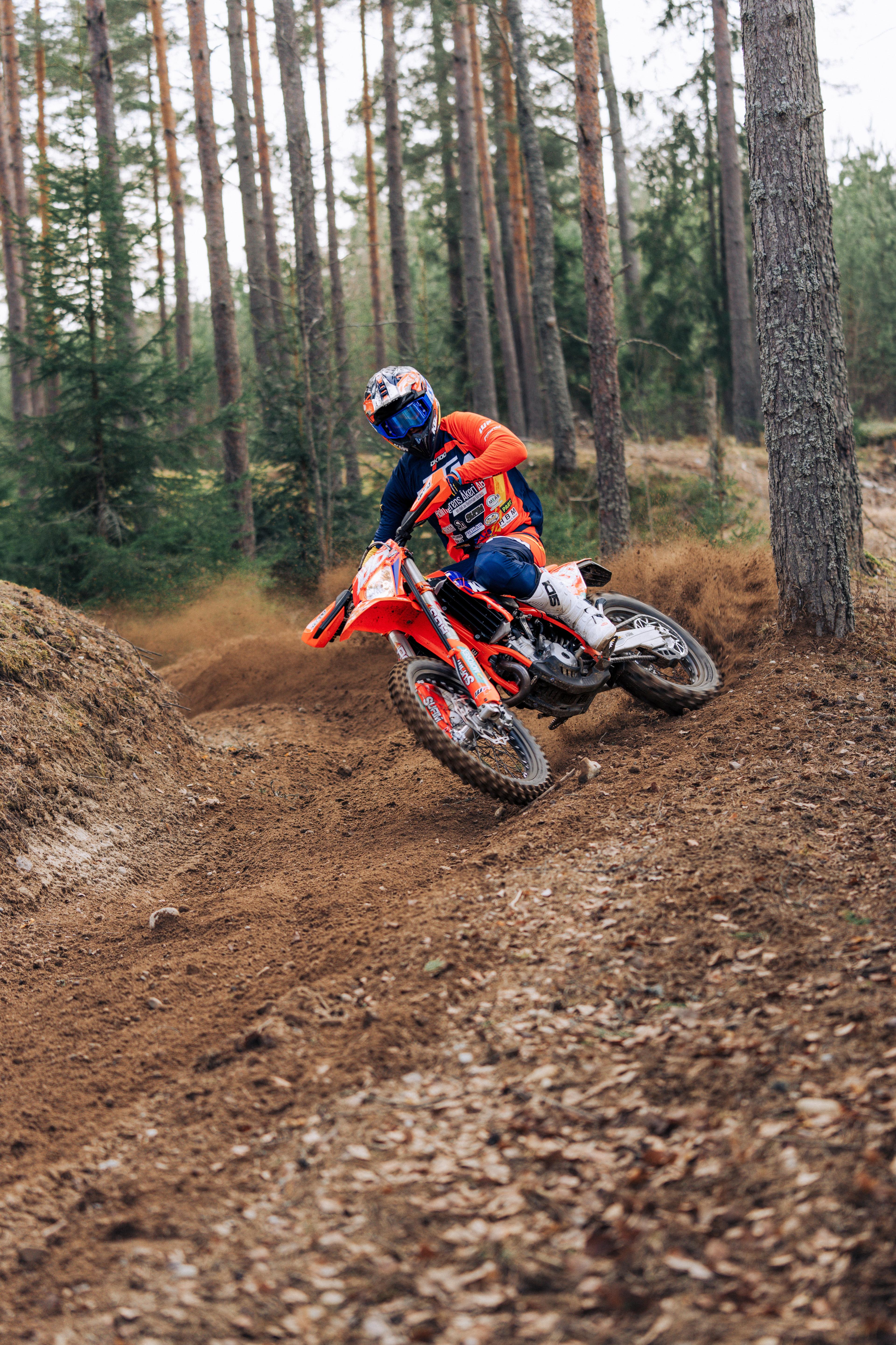 Enduroförare i skogen