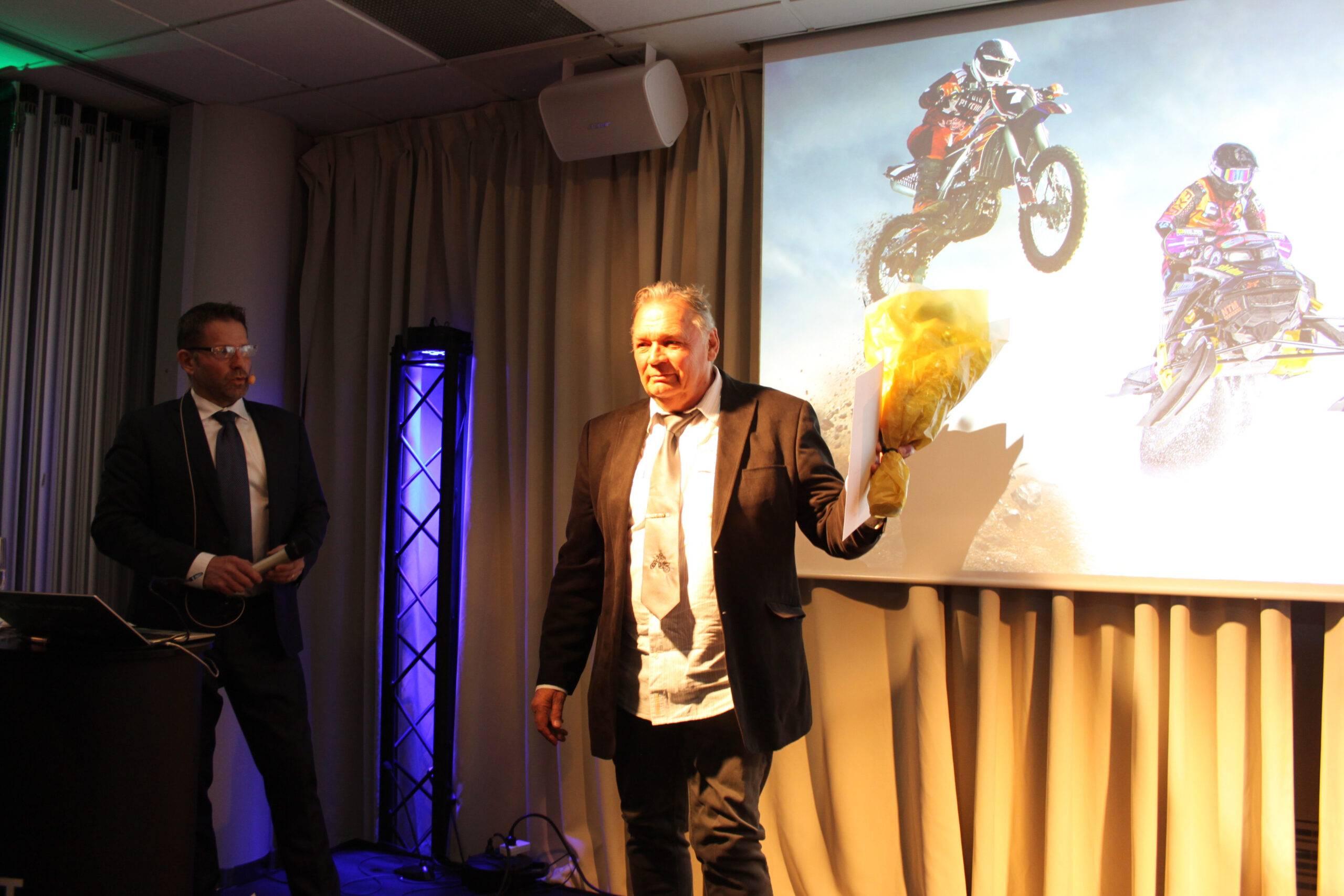 Tommy Allansson får ta emot RF:s förtjänsttecken