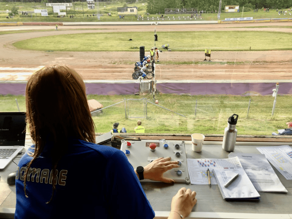 Emmy Malmberg sitter i domarbåset och dömer under en speedwaytävling.