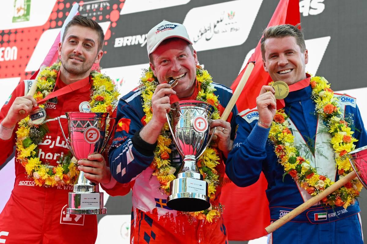 Jonas Andersson och Erik stark på pallen visar upp sina medaljer för Formula 1 2024