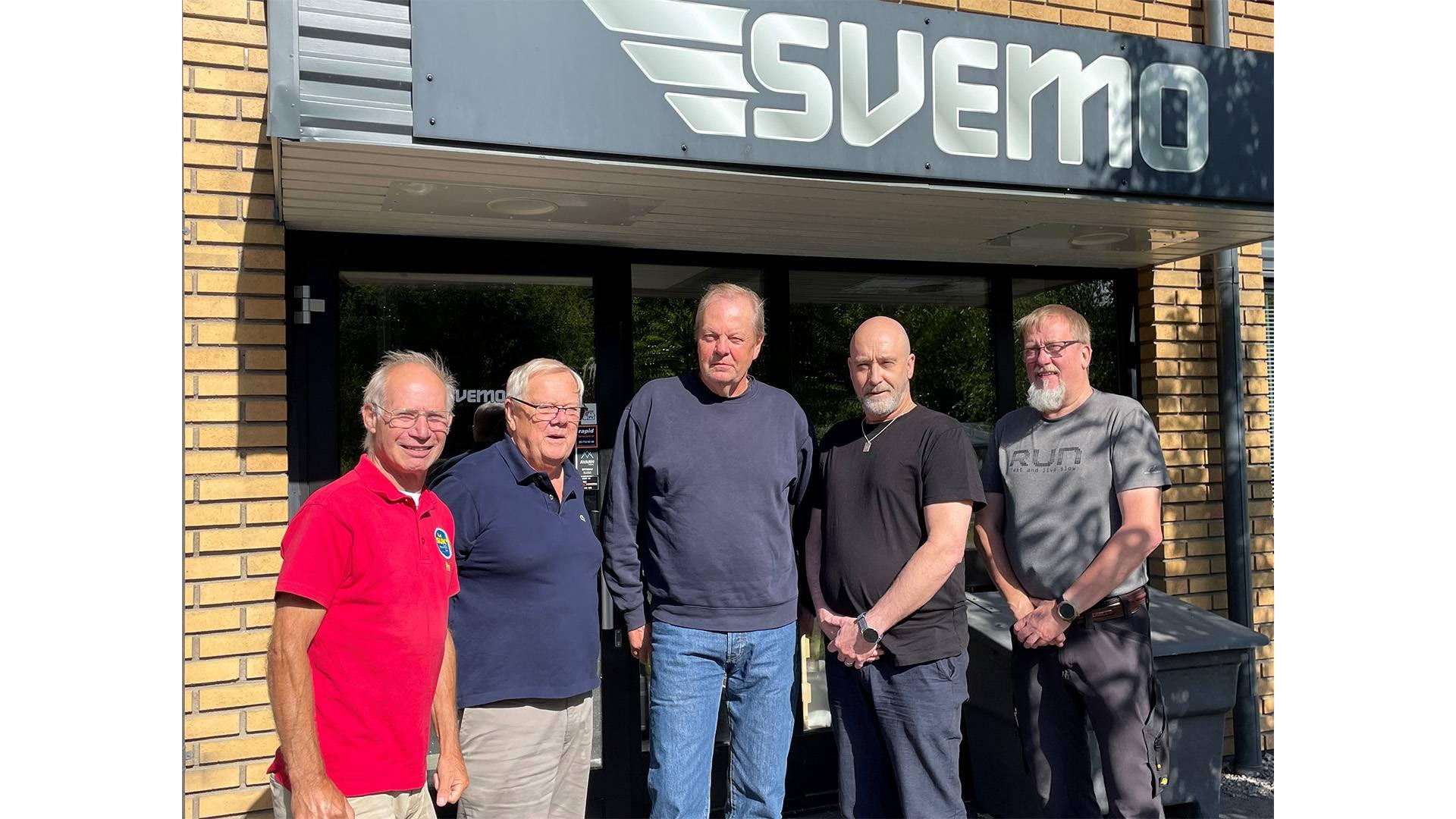 Per Benson (Vattenracing), Åke Knutsson (Svemo styrelse), Björn Söderholm (Vattenracing), Peter Rogan (Track Racing) och Peter Folkeson (flera sporter) står uppradade framför entrén till Svemo kansli en solig dag.