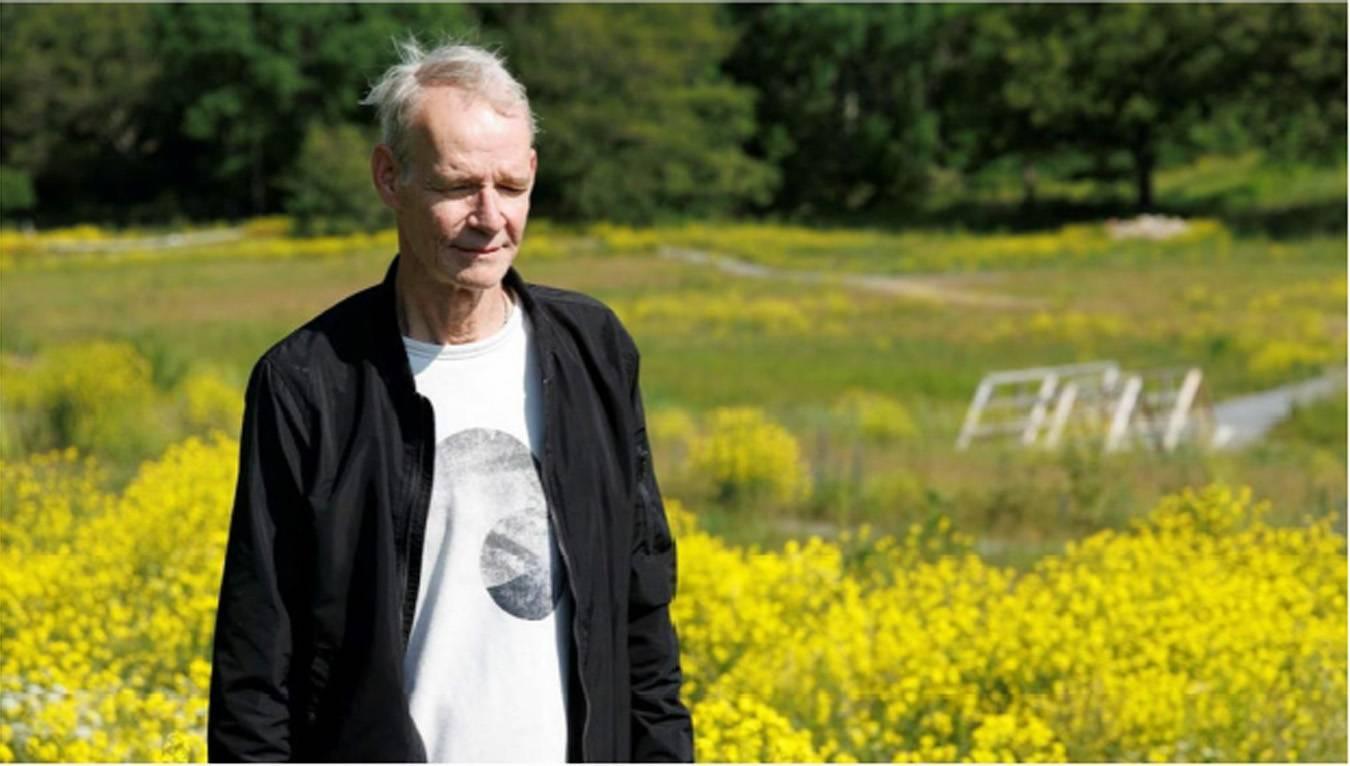 Henry Romlin från Järva Motorbana står i det som varit Järva Motorbana innan nedläggningen men som nu kallas Hansta Hage, en nyanlagd landskapspark fyllt med den inasiva arten ryssgubbe